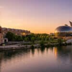 Vue panoramique de l'Île Seguin au coucher du soleil avec l'ancienne usine Renault et La Seine Musicale au bord de l'eau.