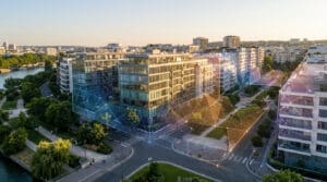 Vue aérienne de Boulogne-Billancourt avec des graphiques numériques connectés superposés sur les bâtiments résidentiels.
