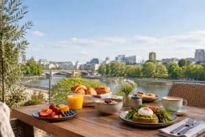 Un brunch gourmand sur une terrasse en bois face à la Seine avec une vue panoramique sur les immeubles de Boulogne.