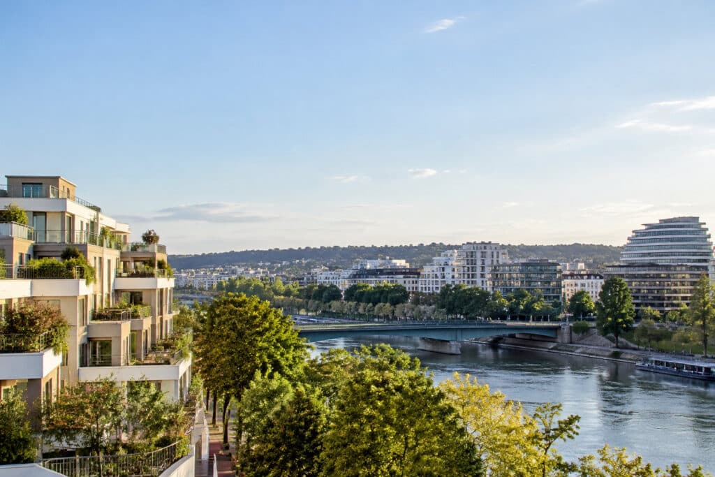 Vue panoramique sur la Seine, les immeubles modernes et le pont de Billancourt à Boulogne-Billancourt.